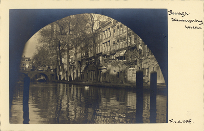 1711 Gezicht op de Oudegracht te Utrecht, met links op de achtergrond de Gaardbrug.